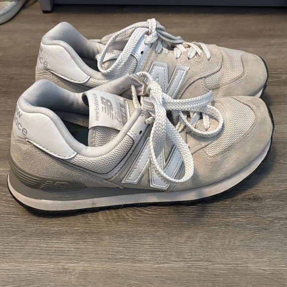 New Balance Gray Sneakers size 8 - Picture 1 of 3